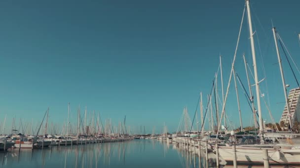 法国格朗德莫特斯美丽的一天 游艇停泊在美丽的海滩上 — 图库视频影像