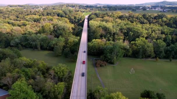 Economisch Autoverhuur Weg Kruising Brug Munfordville Kentucky Transitie Schot Film — Stockvideo