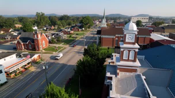 Paseo Aéreo Del Juzgado Con Iglesias Fondo Shepherdsville Kentucky — Vídeo de stock