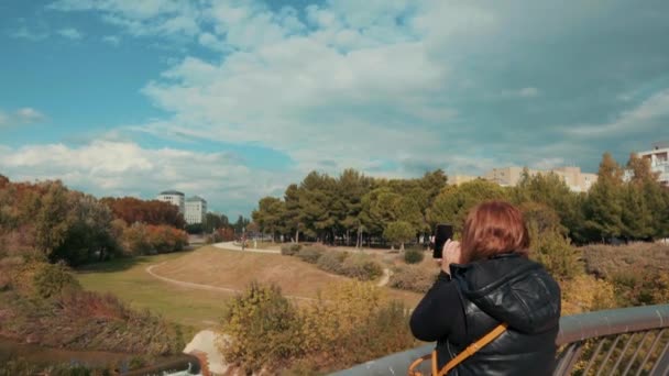 女の子は電話を使用して 午前中に公園の写真を撮る モンペリエ フランス — ストック動画