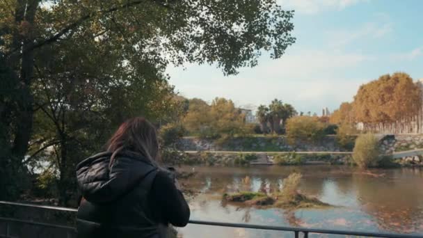 モンペリエの早朝に公園で湖の写真を撮る女の子 フランス — ストック動画