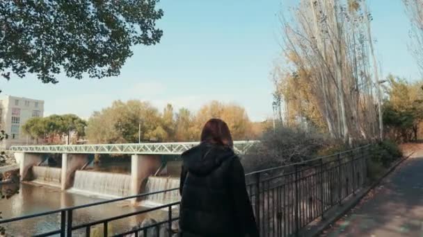 女の子が歩いていると橋の下の滝を見て モンペリエ フランス — ストック動画