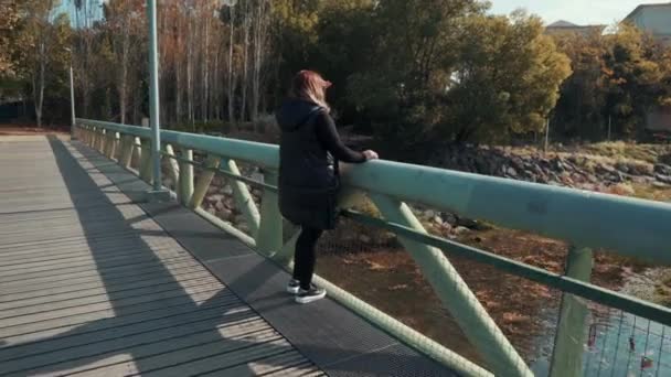 朝早く森の真ん中の橋の上を歩く少女 モンペリエ フランス — ストック動画