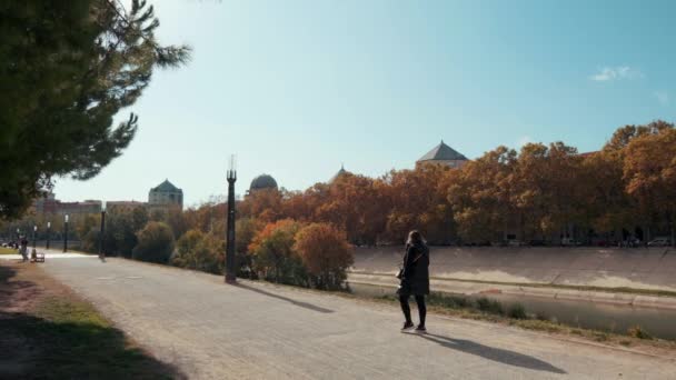 女の子が朝公園を歩いてるモンペリエ フランス — ストック動画