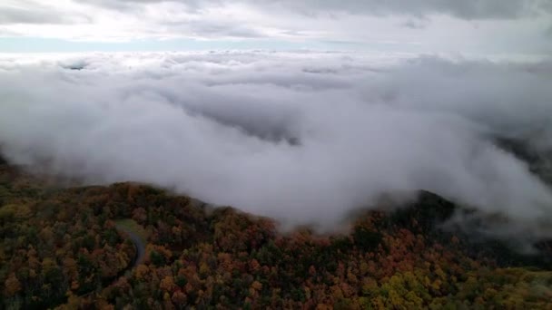 Nubes Por Encima Caída Colores Aéreos Cerca Boone Soplado Roca — Vídeos de Stock