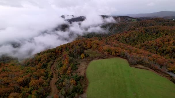 Caduta Aerea Vicino Boone Soffiando Roccia Nord Carolina Nella Cresta — Video Stock