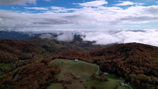 在北卡罗莱纳州Boone附近的Appalachian山小屋和农场上空进行空中推进 并对岩石进行爆破 — 图库视频影像