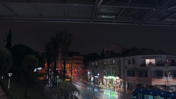 Viene Tranvía Amarillo Sale Tranvía Azul Una Noche Lluviosa Montpellier — Vídeo de stock
