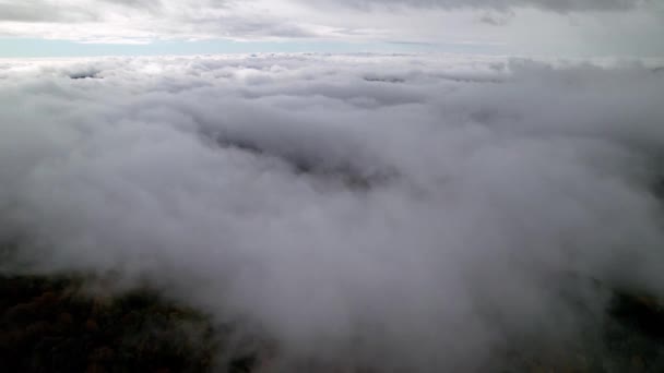 在北卡罗莱纳州Boone附近的云层和雾中的空中撤离和吹动岩石核 — 图库视频影像