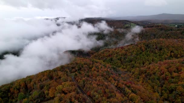 云彩笼罩在蓝色的山脊和靠近波恩的阿巴拉契亚山脉上 吹拂着北卡罗丽娜的岩石 — 图库视频影像