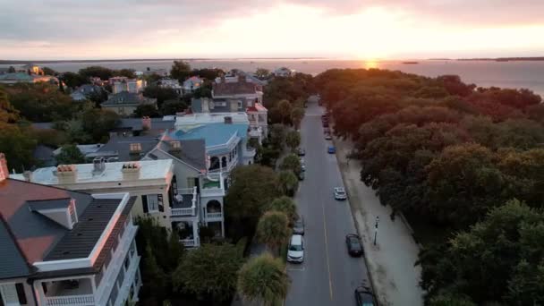 Antenn Dra Från Soluppgången Till Gamla Hem Längs Batteriet Charleston — Stockvideo