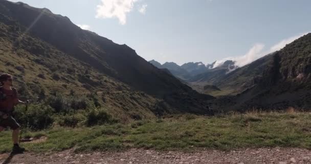 Vista Lateral Jovem Caminhando Nas Montanhas Dia Ensolarado Pirinéus Espanhóis — Vídeo de Stock