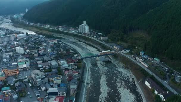 Gifu日本Gero Onsen Ryokans和Hida河的空中景观 — 图库视频影像