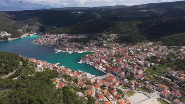 Luchtfoto Uitzicht Pucisca Stad Gelegen Aan Noordkust Van Brac Island — Stockvideo