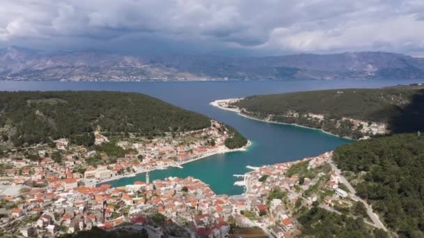 Panoramisch Uitzicht Schilderachtige Stad Pucisca Het Eiland Brac Kroatië Luchtfoto — Stockvideo