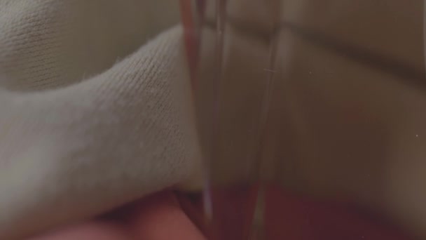 Macro Tiro Uma Garrafa Perfume Cercado Por Têxteis Rosa Branco — Vídeo de Stock
