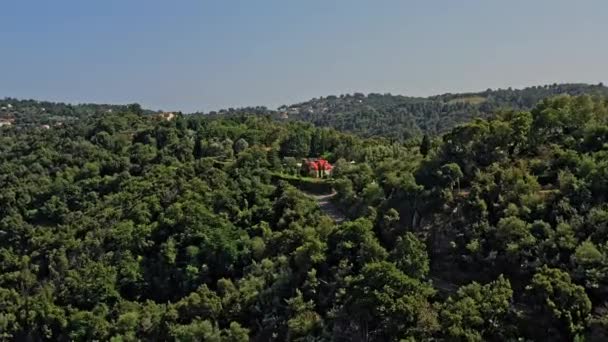タネロンフランス航空V29シネマティック確立ショット デザイナーの家と美しい自然の風景をキャプチャするLes Maubertsのドローンフライオーバー丘の中腹の不動産 7月2021 — ストック動画