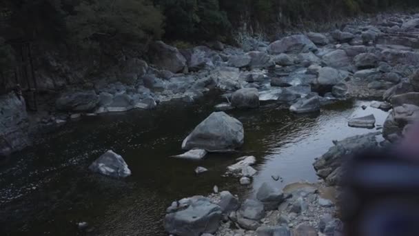Río Montaña Japonesa Foco Revela Sake Caliente Ferrocarril — Vídeo de stock