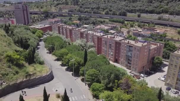 低所得者向けハウスでCasal Ventoso リスボン ポルトガル 右から左の建物の周りを周回する空中ドローン — ストック動画