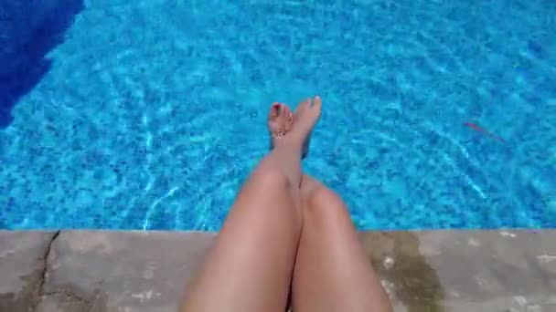 Γυναικεία Πόδια Που Πιτσιλίζουν Μια Μπλε Πισίνα — Αρχείο Βίντεο