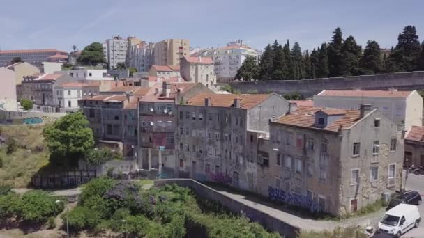 Flygfoto Gammal Förfallen Lägenhetsbyggnad Lissabon Portugal Drönaren Flyger Långsamt Bakåt — Stockvideo