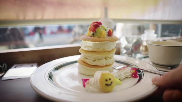 Pluizig Japans Pannenkoeken Plaat Cafe — Stockvideo