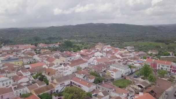 Lennokki Laukaus Grandola Pieni Kaupunki Portugalissa Lentää Kohti Puistoa Vihreää — kuvapankkivideo