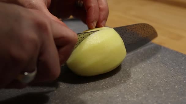 Cortar Batatas Com Uma Faca Afiada Cozinha Imagens Close Batata — Vídeo de Stock