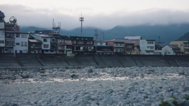 Mist Πάνω Από Βουνά Της Ιαπωνίας Κατά Μήκος Του Ποταμού — Αρχείο Βίντεο