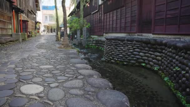 Der Strom Fließt Durch Die Straßen Der Stadt Gujo Hachiman — Stockvideo