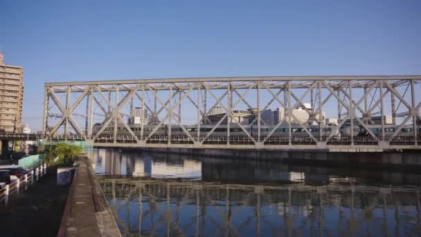 Διασχίζοντας Την Σιδηρά Γέφυρα Και Τον Ποταμό Στο Τάισο Της — Αρχείο Βίντεο