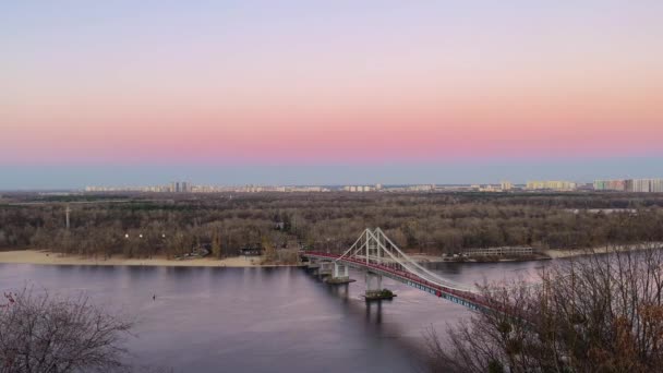 Kiev Ucrania Horizonte Puesta Sol Sobre Río Dniéper Niebla Puente — Vídeo de stock