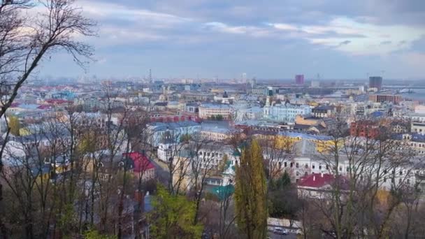 寒い冬の日の間にウクライナのカラフルなキエフ プール ドニエプル川と市内中心部は4Kで撮影 — ストック動画