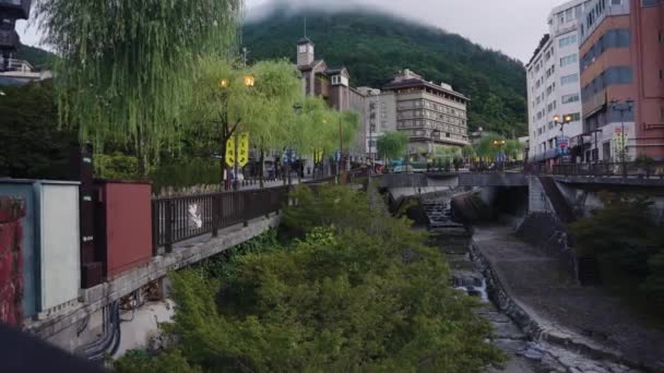 Gero Onsen Νωρίς Πρωί Mist Στα Βουνά Της Ιαπωνίας Gifu — Αρχείο Βίντεο