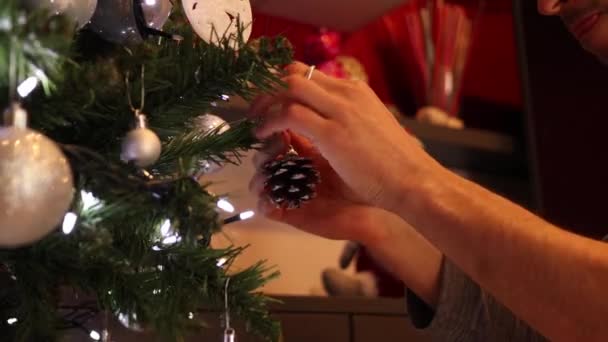 Pendurando Cone Pinheiro Árvore Decorada Perto Conceito Natal — Vídeo de Stock