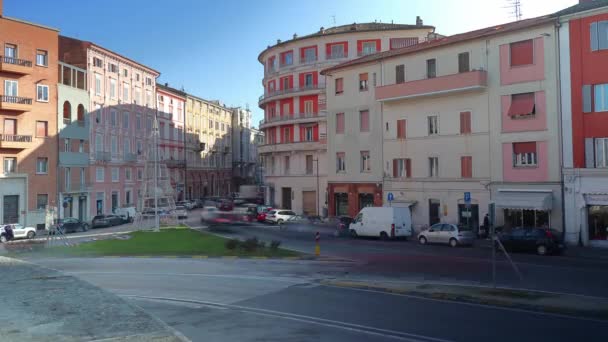 Włoski Ruch Miejski Timelapse Typowe Budynki Pojazdy Przejeżdżające Przez Skrzyżowanie — Wideo stockowe