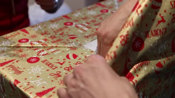 Weihnachtsgeschenkpapier Basteln Ein Großes Weihnachtsgeschenk Verpacken — Stockvideo