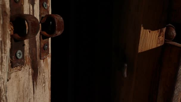 Eski Ahşap Bir Kapıyı Dışarıdan Kapatıyorlar — Stok video