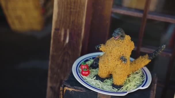 Japonez Tonkatsu Godzilla Food Replica — Videoclip de stoc