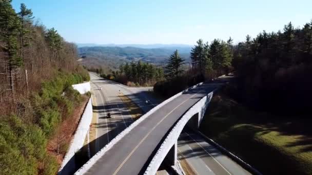 Ponte Parkway Aerea Pullout Blu Cresta Vicino Boone Soffiando Roccia — Video Stock