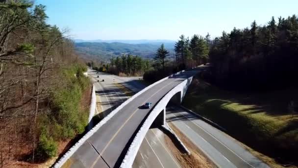 Carro Dirige Sobre Ponte Parkway Cume Azul Perto Boone Soprando — Vídeo de Stock