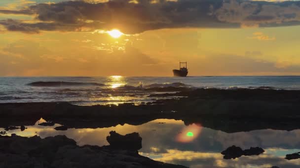 Schiffbruch Von Demetrios Bei Sonnenuntergang Paphos Zypern Mittelmeer Goldene Sonne — Stockvideo