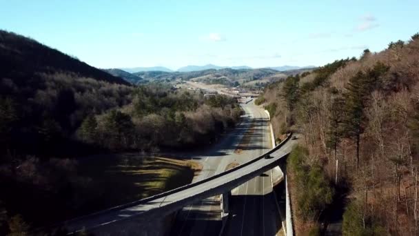 Aerial Push Deep Gap North Carolina Blue Ridge Parkway Foreground — Stock Video