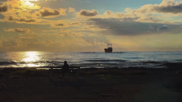 Frau Sitzt Bei Sonnenuntergang Ufer Zyperns Sie Blickt Auf Ein — Stockvideo