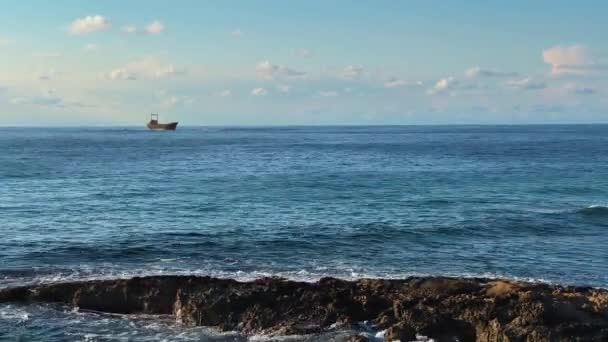 Demetrios Shipwreck Daytime Paphos Cyprus Captured Mediterranean Sea Blue Waves — Stock Video