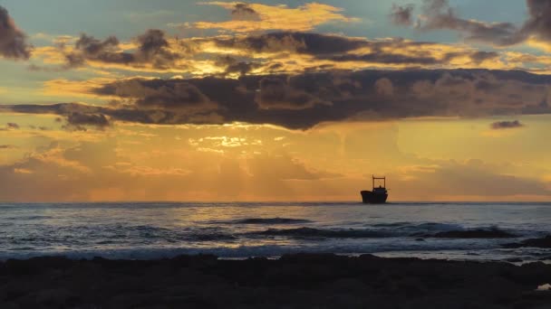 Schiffbruch Von Demetrios Bei Sonnenuntergang Paphos Zypern Das Silhouettierte Geisterschiff — Stockvideo
