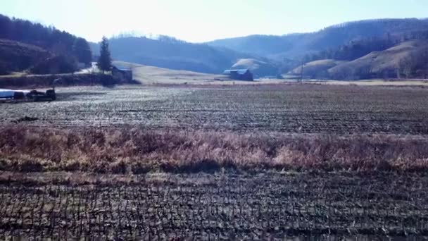 北カロライナ州のブルック Nc近くの山岳農場の空中で切断されたトウモロコシ畑を飛び越えて — ストック動画