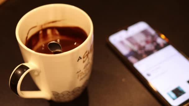 Oppervlakkige Scherptediepte Ontspanningsconcept Met Warme Chocoladekop Smartphone Tafel Close Shot — Stockvideo