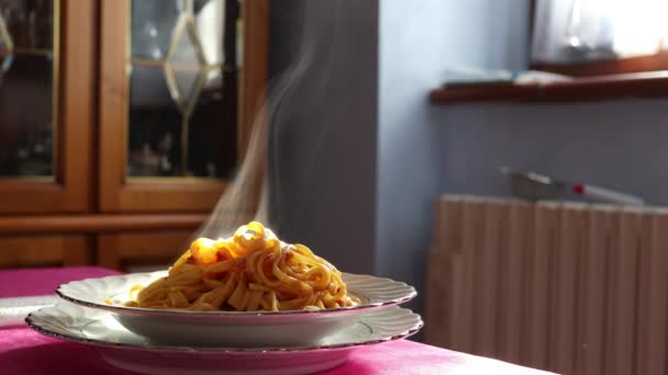 Cuisine Traditionnelle Italienne Nouilles Bolognaises Fumantes Gros Plan — Video