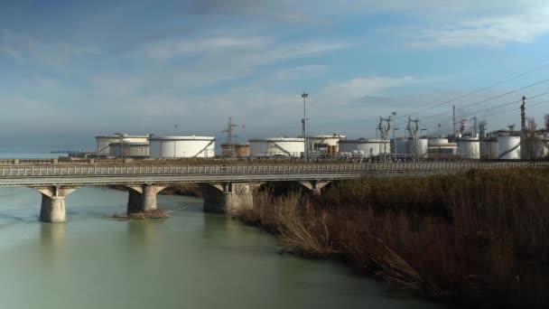 Metraje Timelapse Del Tráfico Puente Frente Una Refinería Combustible Cerca — Vídeo de stock